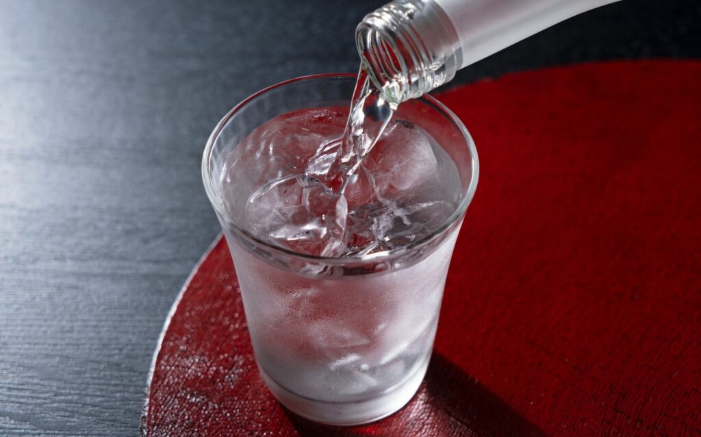 グラスに焼酎を注ぐ写真