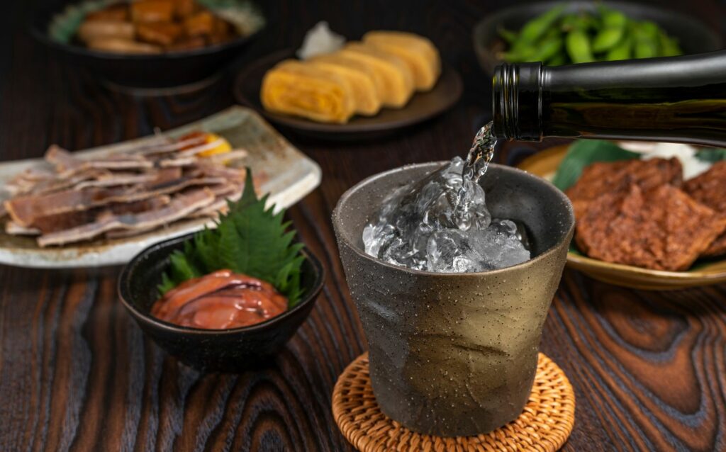 グラスに焼酎を注ぐ写真