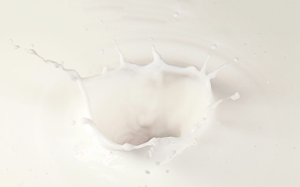 牛乳が注がれるイメージ